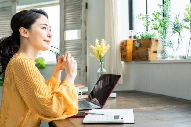 おしゃれなオフィスで仕事をする女性